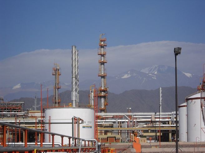 Planta de proceso con cordillera de fondo