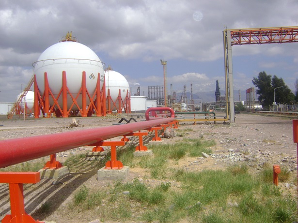 Planta industrial con esferas de almacenamiento
