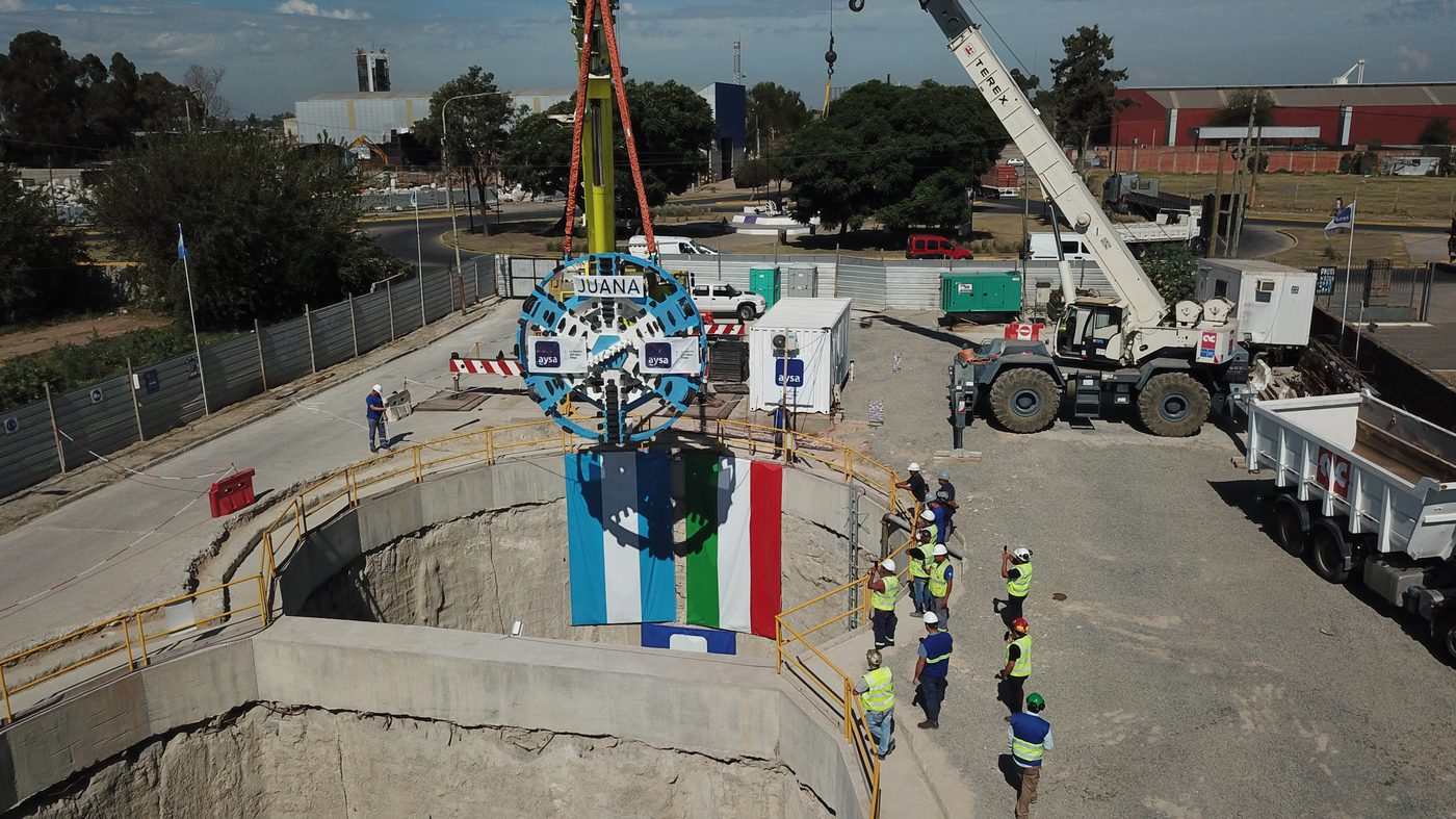 Montaje de equipo industrial con grúa