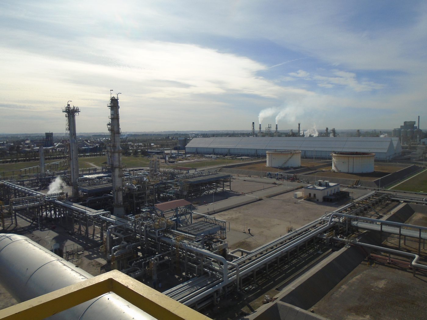 Vista aérea de planta de refinería