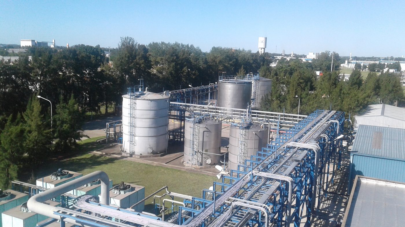 Vista aérea de planta industrial con tanques