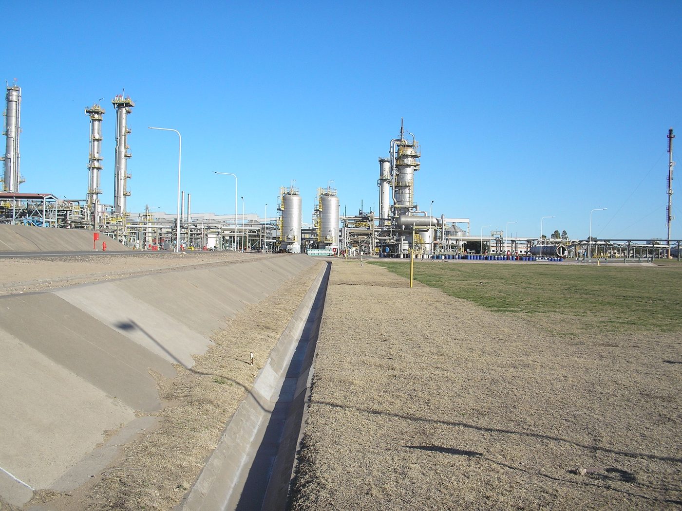 Planta de refinería con área verde