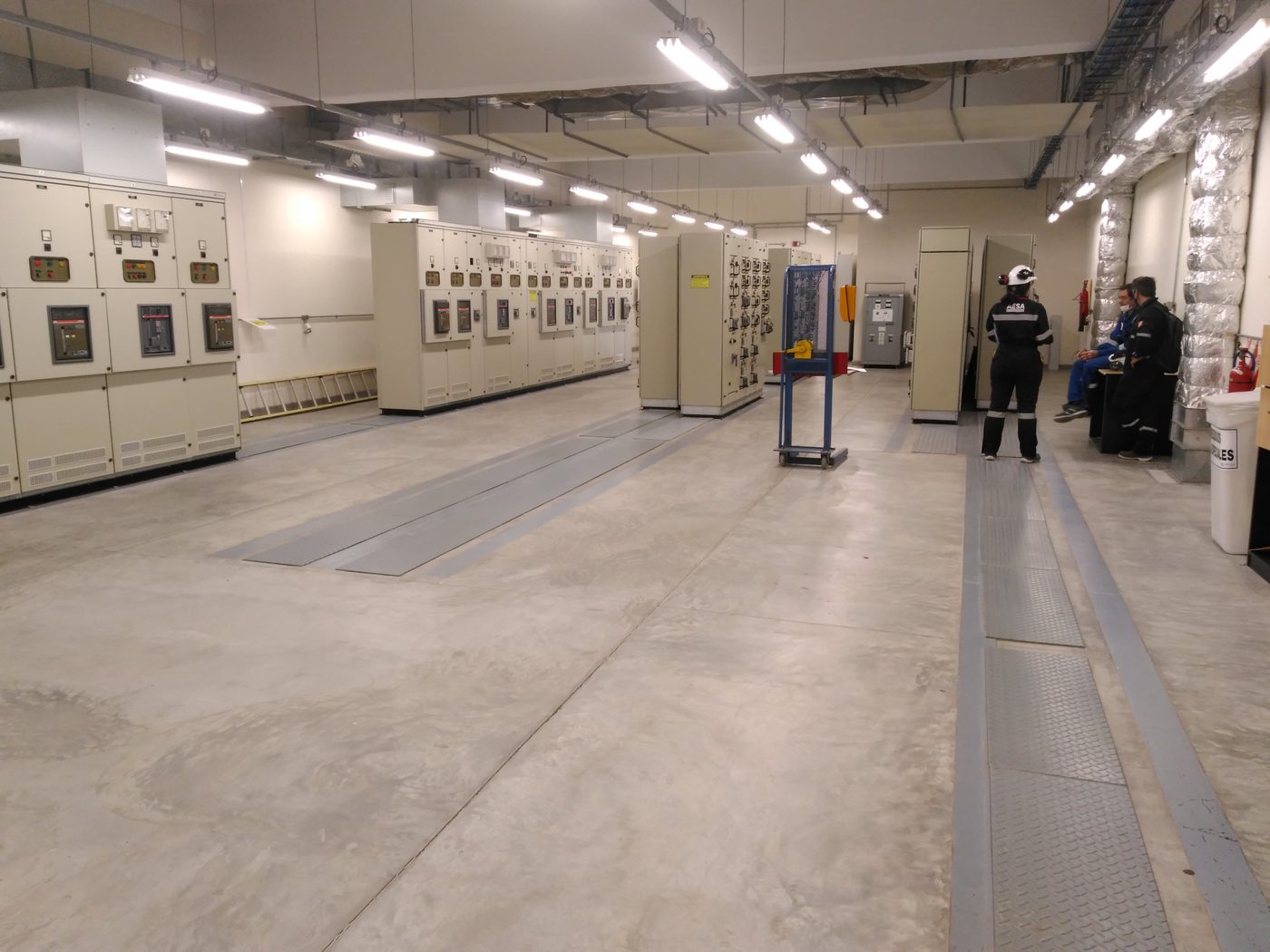 Sala eléctrica con tableros y técnicos