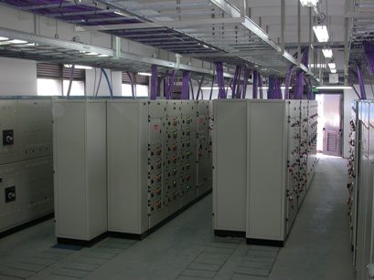 Sala de tableros con bandejas de cables
