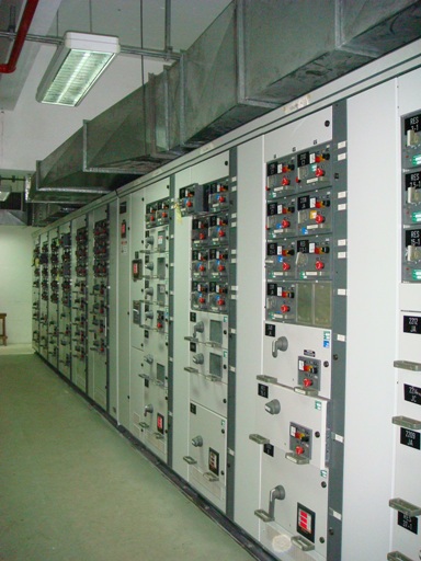 Sala de tableros eléctricos moderna